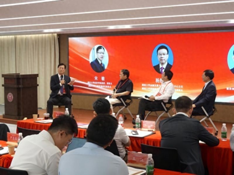 AI变同事，你的岗位还在吗？金融从业者的焦虑与出路-第1张图片-世界杯直播平台-世界杯2026直播平台-免费观看官方-V3.6.9